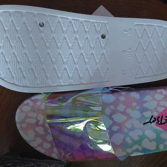 Betsey Johnson leopard iridescencent PVC slides - Picture 4 of 4